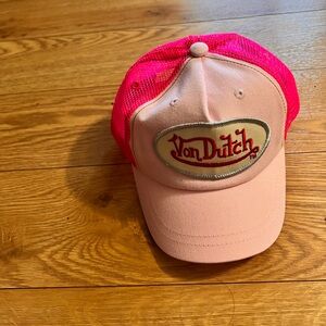 Pink von Dutch hat